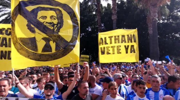 جماهير مالاجا تتظاهر ضد "القطري" وتطالبه بالاقتداء بألميريا "تركي"