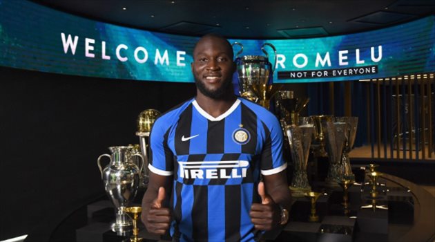 رسميا.. لوكاكو يرتدي قميص انترميلان حتى 2024