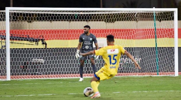 إعلامي معلقا على خسارة الأهلي أمام الحزم:"يعطي الحلق للي بلا ودان"