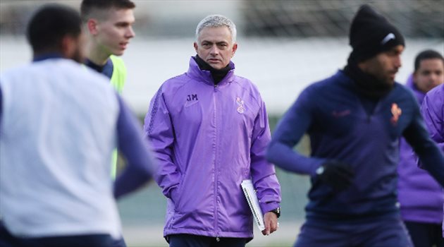 المثير للجدل عاد لهوايته المفضلة.. مورينيو يسخر من توتنهام!