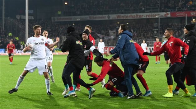 صور| اعتدى على مدرب الخصم.. أحداث مؤسفة في الدوري الألماني