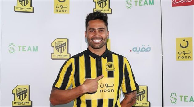 خيمنيز يقود الاتحاد لفوز كبير أمام بوري الإنجليزي