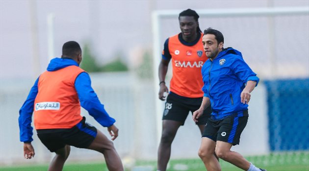 أسطورة الهلال يقبل تحدي جوميز.. ويقلد "احتفال الأسد"