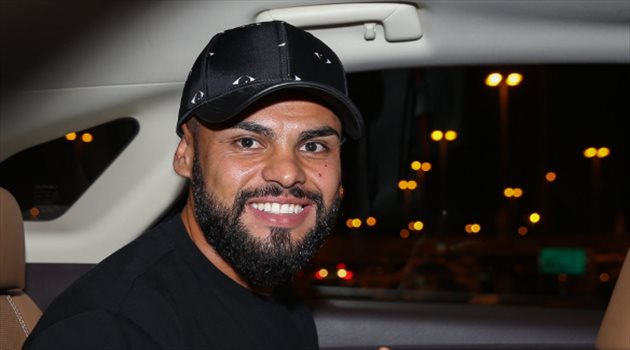  وصول صفقة الأهلي الجديدة إلى المملكة