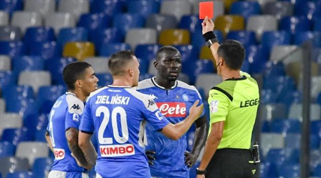إيقاف وتغريم مدافع نابولي بعد تعديه على حكم مباراة كالياري