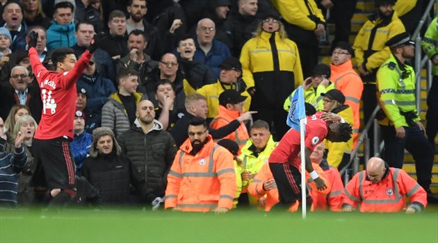 فيديو| العنصرية في أسوأ صورها.. مشجع يسخر من نجم مانشستر يونايتد بطريقة غير لائقة