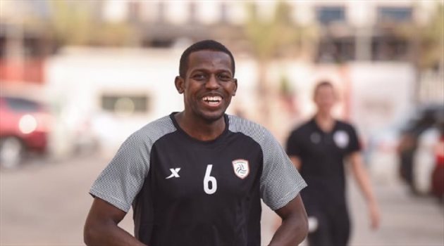 فيديو.. نجم الشباب يرمي هاتف أحد المشجعين