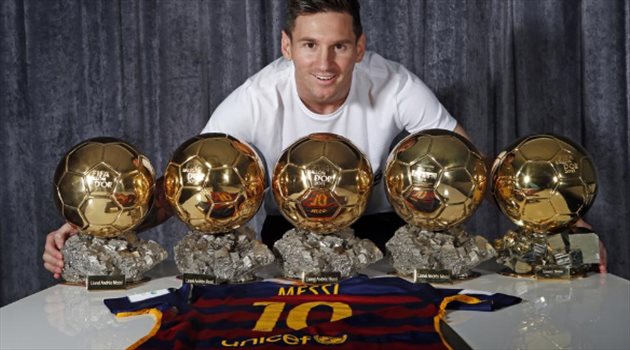 صدق أو لا تصدق.. نجم ريال مدريد يسلم ليونيل ميسي الكرة الذهبية!