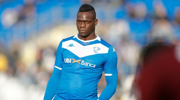 "ممنوع من رؤية أطفاله" بالوتيلي يحذر من كارثة إنسانية في إيطاليا