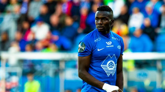 القاطرة السنغالية ينهي الفحوصات الطبية تمهيدا للانضمام لصفوف ضمك