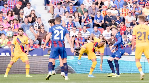 ريمونتادا جديدة.. ليفانتي يحرج برشلونة بثلاثية في الدوري الإسباني