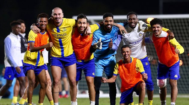 صور| طالبوا بعدم ارتدائه.. قميص النصر الجديد يدفع الجماهير للجنون !