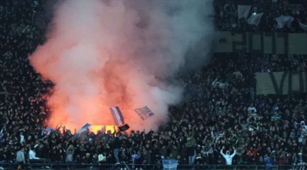 بعد اقتحام منزل وتحطيم سيارة.. بطش جماهير نابولي يثير ذعر النجوم ويرسلهم لباب الخروج !