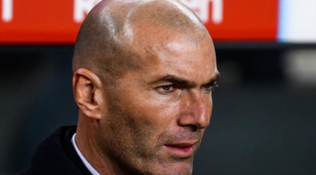 "زيدان كاذب".. الفرنسي يدمر مسيرة نجم ريال مدريد مع كرة القدم!