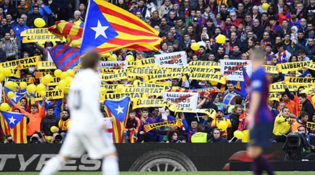 صور| إثارة الكلاسيكو تتواصل.. جماهير برشلونة تحتج أمام "كامب نو" بطريقة جديدة!