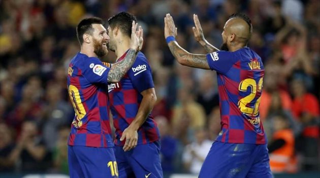 "إنتر يخطط وبرشلونة يقاوم".. مستجدات انتقال فيدال إلى الدوري الإيطالي