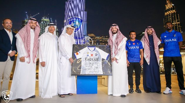 صورة| "برج خليفة" يهنئ الهلال ويتزين بألوان بطل آسيا