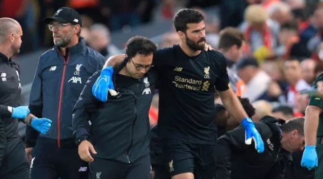 بعد مغادرته مباراة ليفربول على كرسي متحرك .. رسالة مؤثرة من أليسون