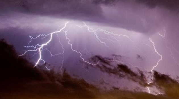 فيديو| "الصاعقة" تضرب لاعبين أثناء مباراة كرة قدم