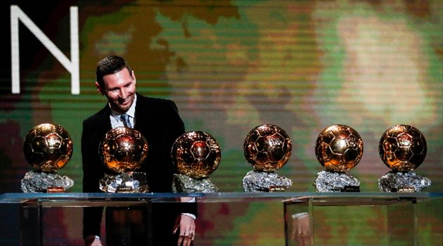 الكرة الذهبية| رد فعل ميسي لحظة إعلانه أفضل لاعب في العالم.. وابنه "كاد يموت من الضحك"