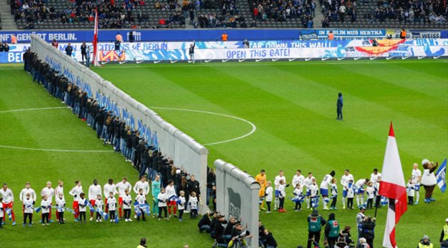 هدم جدار برلين بعد سقوطه بـ 30 عاما في مباراة بالدوري الألماني