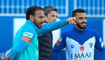 رازفان لوشيسكو ومدالله العليان لوشيسكو يكلف مساعديه بـ "مراقبة" نجوم الهلال