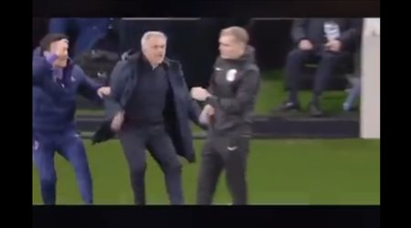 مشهد كوميدي| أمام مانشستر سيتي.. مورينيو يعترض على الحكم بطريقة مثيرة للجدل