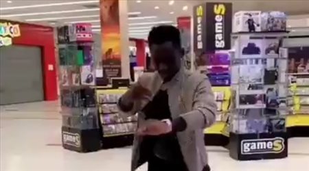 صامويل اوسو يرقص احتفالا بالانتقال للأهلي