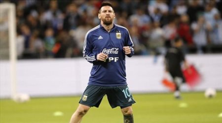 ميسي يتحدى كورونا.. ويستعرض مهاراته الخاصة