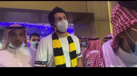 وسط استقبال حافل.. أحمد حجازي يصل جدة وجماهير الاتحاد تطالبه بمراقبة السومة