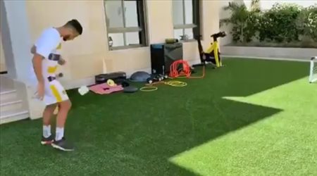 أنيس البدري يتألق في تحدي البقاء في المنزل