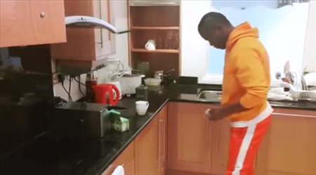 فيديو| ضد معايير النظافة..لاعب يقدم أغبي تحدي للبقاء في المنزل