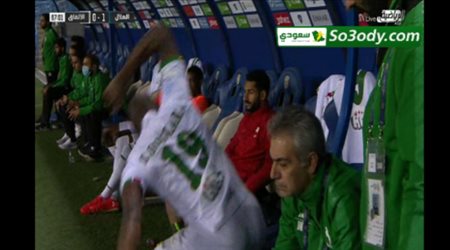 انفعال مهاجم الاتفاق بعد تبديله أمام الهلال