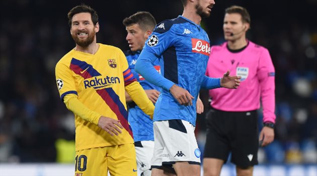 ميسي يعاني في نابولي.. "الصافرات تلاحق نجم برشلونة وكابوس مارادونا في الصورة"