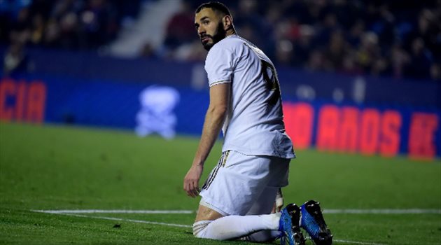 أرقام بنزيما الكارثية تثير قلق وغضب جماهير ريال مدريد قبل الأسبوع الحاسم