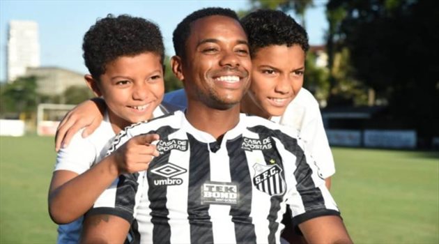 رسميا| سانتوس البرازيلي يعلن ضم روبينيو.. براتب 2 يورو شهريا!