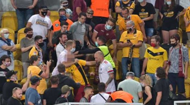 لاعب يصعد المدرجات للاعتداء على مشجع.. بعد خسارة فريقه في كأس ألمانيا !