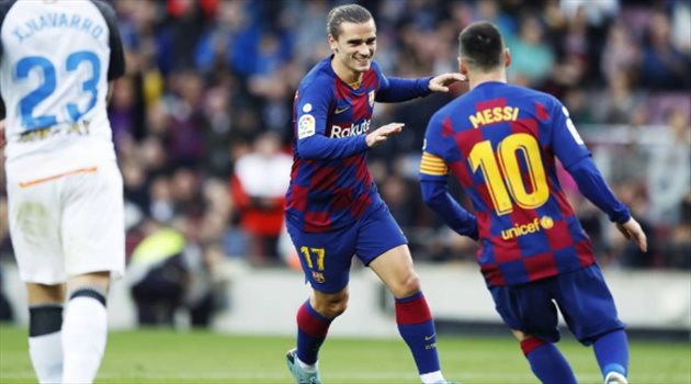 نجم برشلونة يكشف سبب غيابه عن تشكيل كومان.. ويدافع عن جريزمان