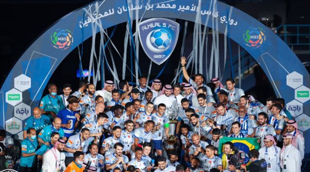 الهلال يجدد عقد نجمه رسميا.. "قبل إعارته"