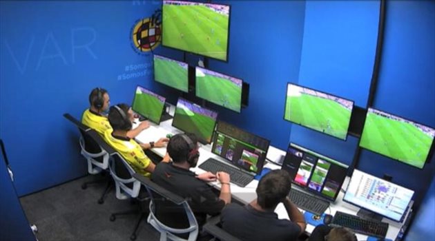 مفاجأة جديدة.. دوري أبطال أوروبا يعود دون تقنية الـ"VAR" !