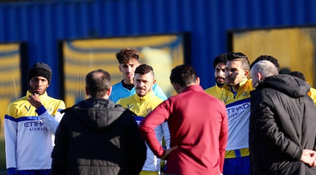 اتهام خطير.. نجوم النصر يهتمون بـ"سناب" ويتجاهلون المدرب