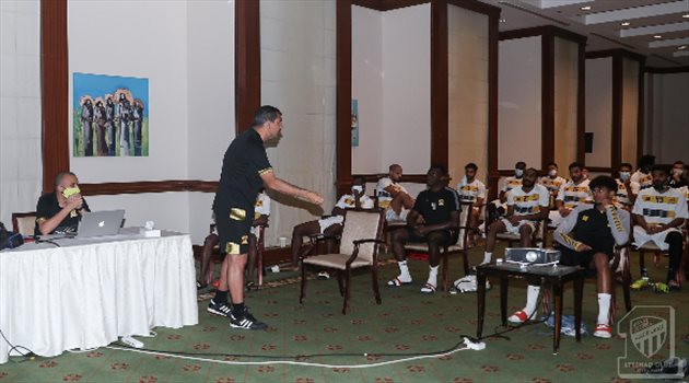 ديربي جدة| كاريلي يستجيب لجماهير الاتحاد.. ويستبعد "المنبوذ" من مباراة الأهلي