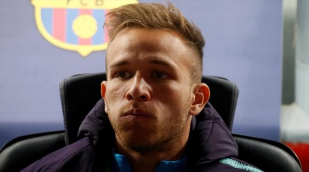 برشلونة يهدد أرتور لإقناعه بقبول الانتقال إلى يوفنتوس !