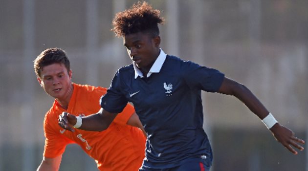 وفاة لاعب باريس سان جيرمان السابق