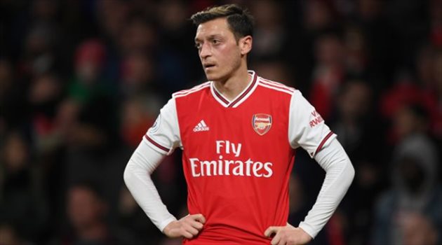 أوزيل يهرب من جحيم أرسنال بـ200 ألف باوند.. "أسرار الصفقة الغريبة"