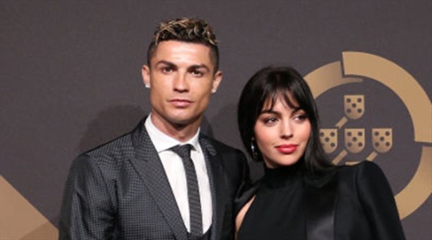 فيديو| قصة شعر جديدة لكريتسيانو رونالدو في المنزل برعاية جورجينا