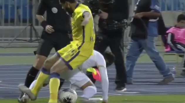 خبير تحكيمي: كان يجب طرد لاعب النصر الجديد أمام الفتح