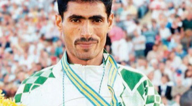 بر الوالدين.. العداء سعد الأسمري يبهر الجماهير بـ"بادرة طيبة مع والده"