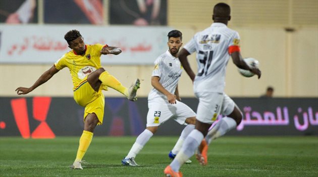 إعلامي يكشف.. هل كان الحزم يستحق هدفا أمام الاتحاد لـ"كرة الخط"