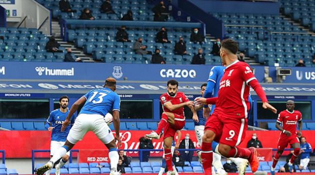 نجم ليفربول يفتح النار على حارس إيفرتون.. ويصفه بـ"الغبي" بعد إصابة فان دايك